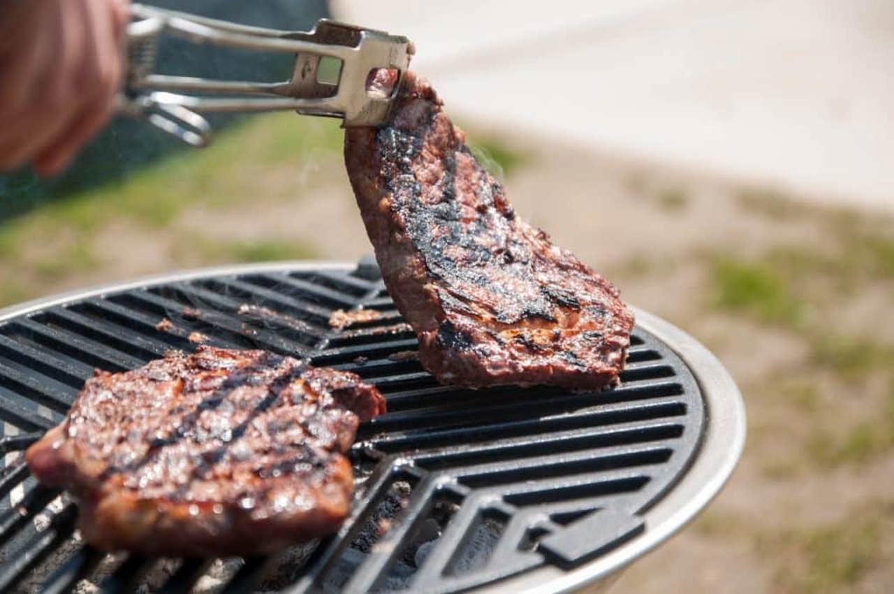 Ce riscuri ascunde grătarul: Recomandările unui nutriționist pentru sezonul estival