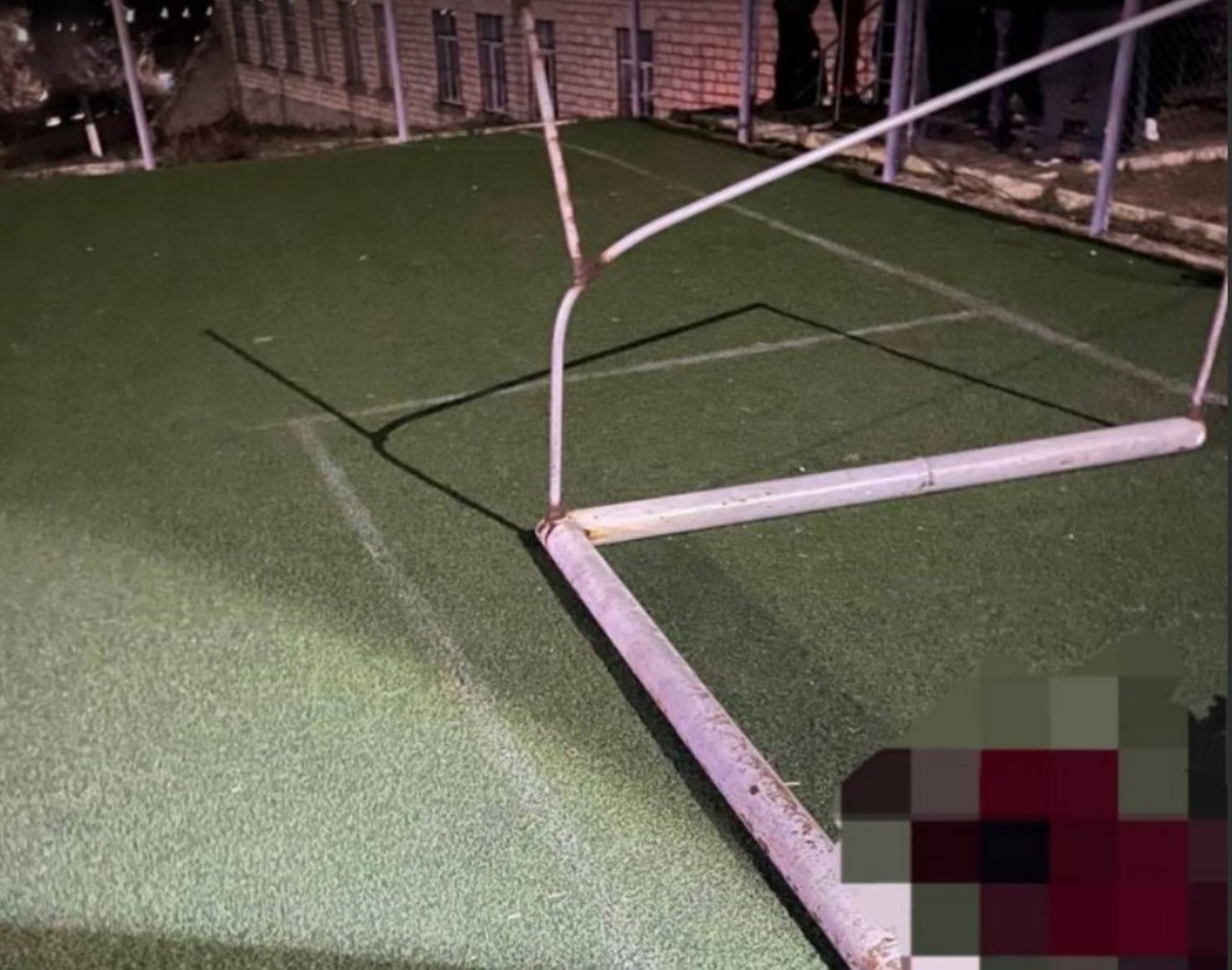 Tragedie în satul Seliște: Un tânăr de 16 ani a murit pe stadionul din localitate. Poarta de fotbal a căzut peste el