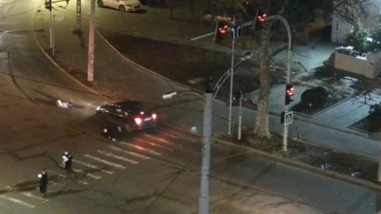 Accident în capitală // O femeie, transportată la spital după ce a fost lovită de un automobil