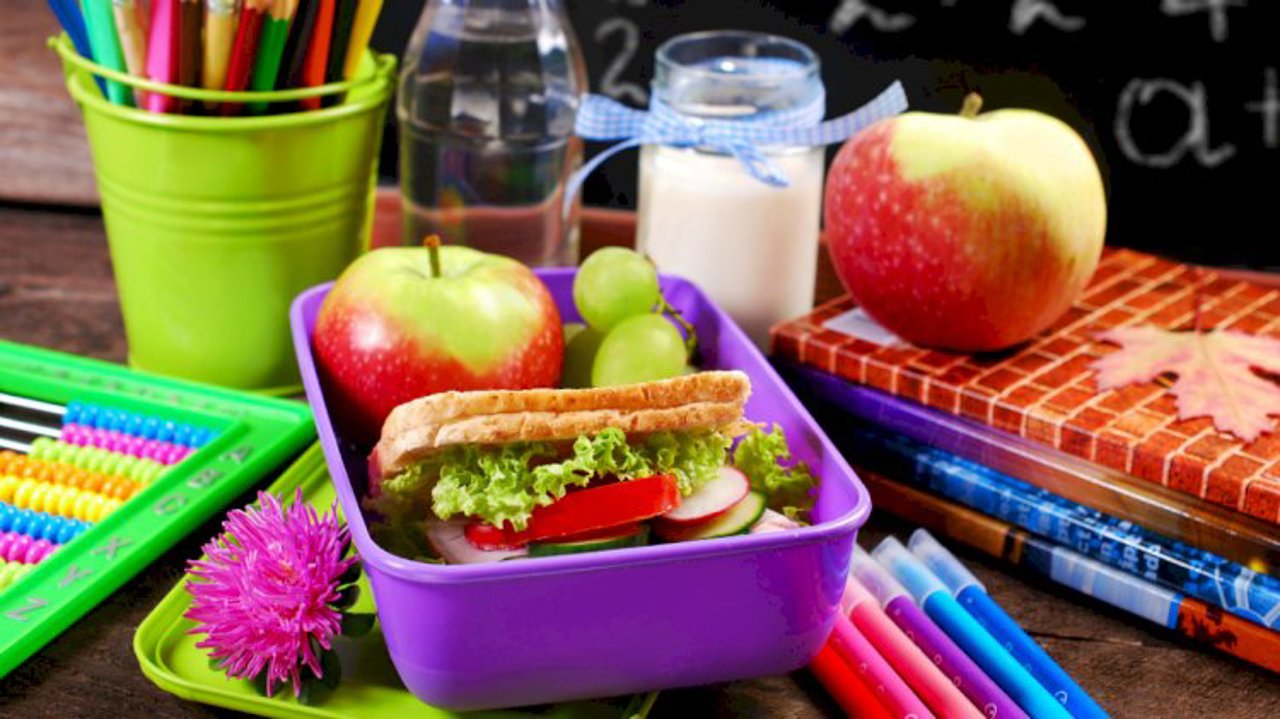 Să fie sănătos și confortabil de consumat: Nutriționist, recomandări pentru pachetul școlar 