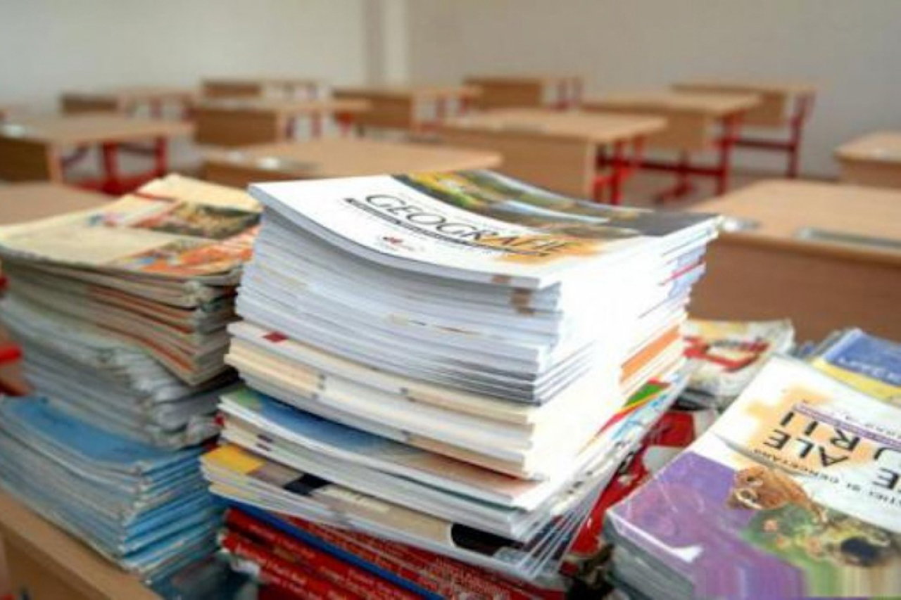 Textbook split: Moldova tackles heavy backpacks