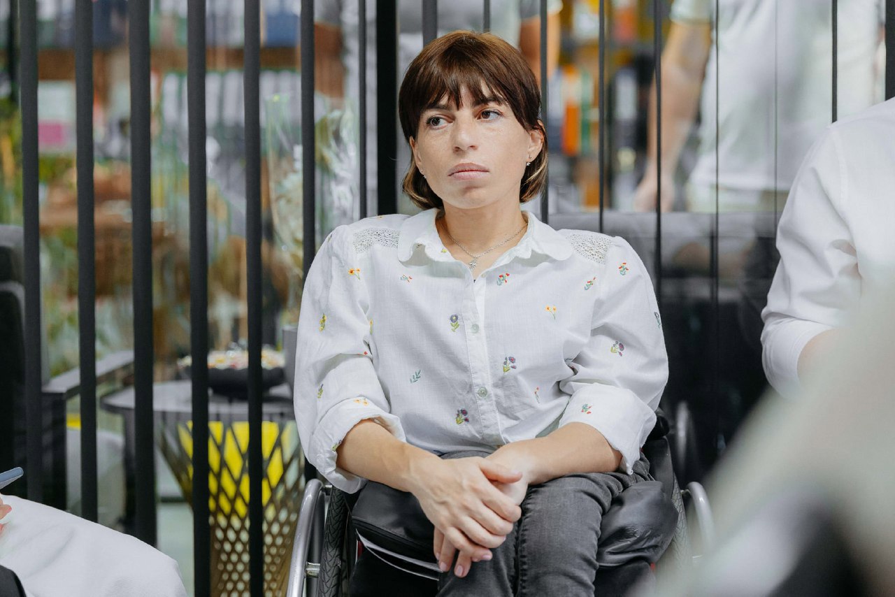 Când barierele devin trepte: povestea unei tinere cu dizabilități care a reușit să-și găsească un job și să devină independentă