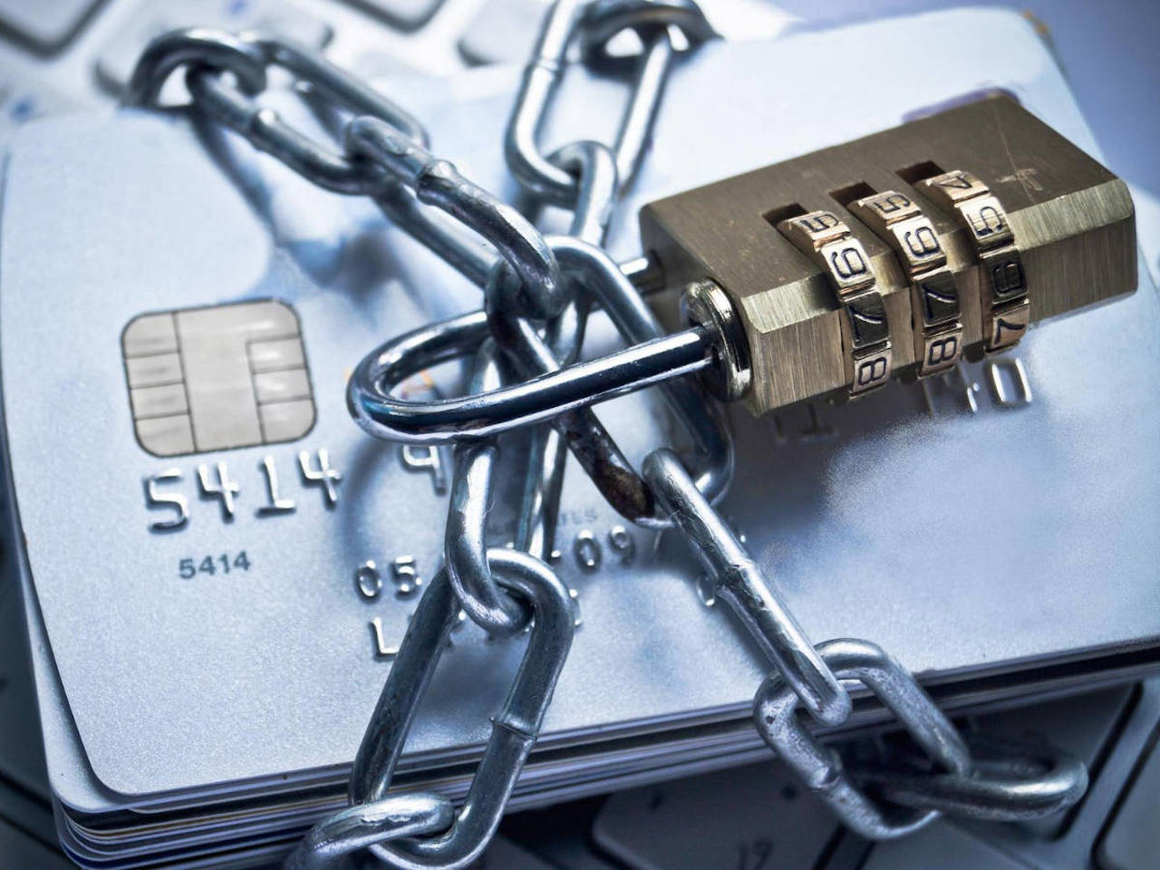 Băncile din Rusia au început să blocheze conturile bancare ale cetățenilor din „țările neprietenoase”