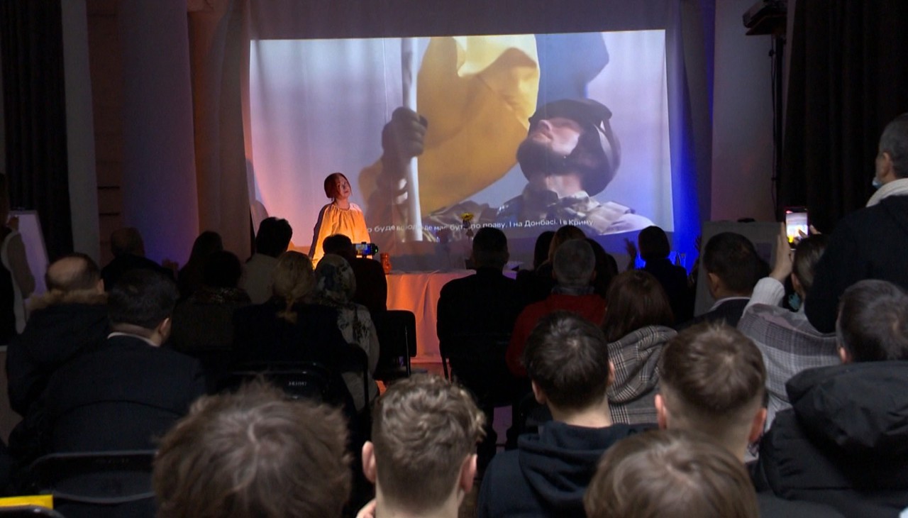 Solidaritate prin artă la Biblioteca „B.P. Hașdeu”: Expoziția „Răni și lumină” și un recital poetic pentru Ucraina