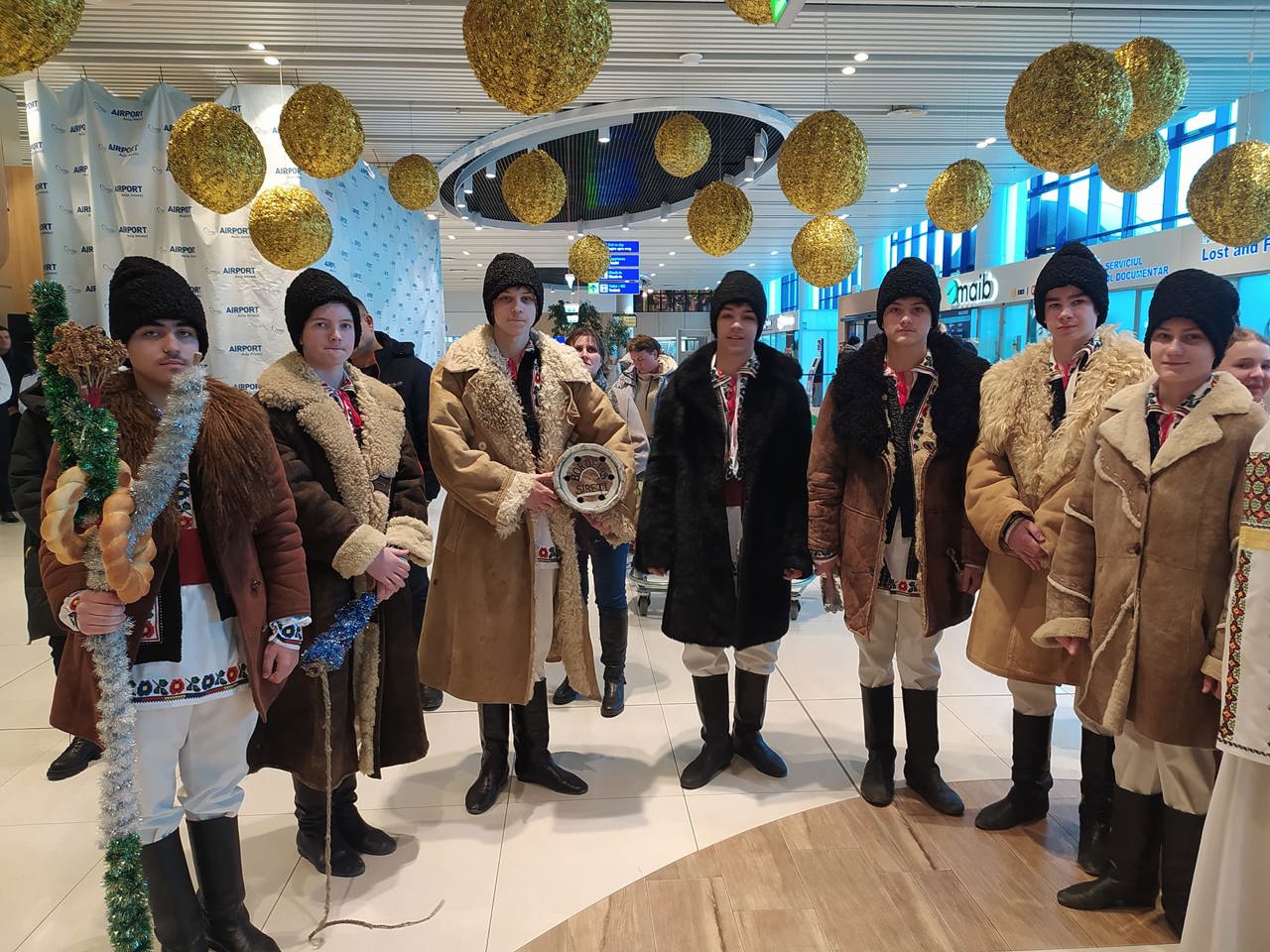 Волшебная атмосфера в Кишинёвском Международном Аэропорту. Возвращающихся домой молдаван встречают колядками