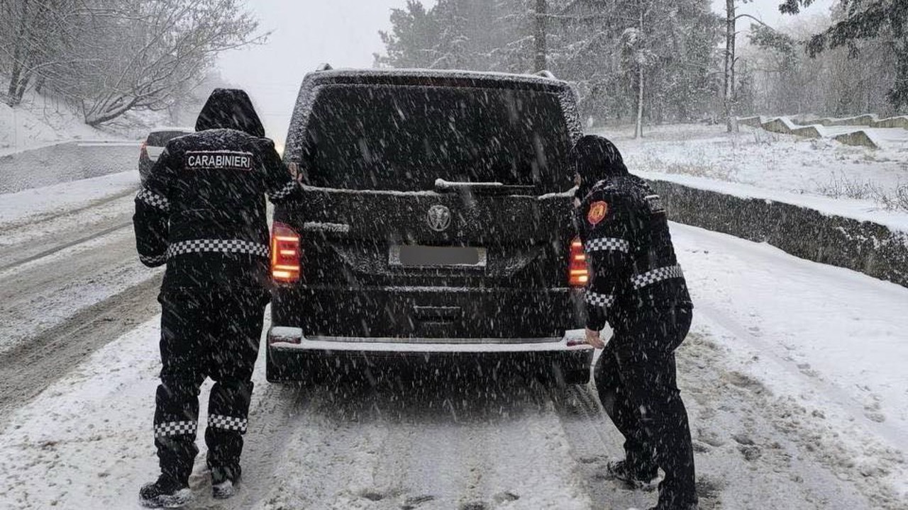 Vreme rece și ninsori slabe prognozate pentru sfârșitul săptămânii: pe drumuri se va forma ghețuș