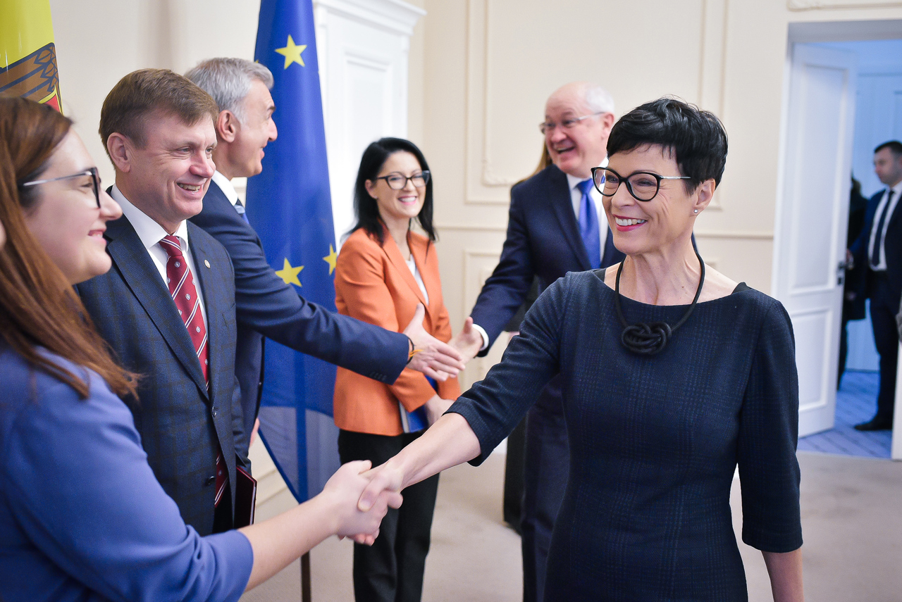 Comisara europeană pentru Extindere încurajează Guvernul R. Moldova să continue reformele și creșterea economică
