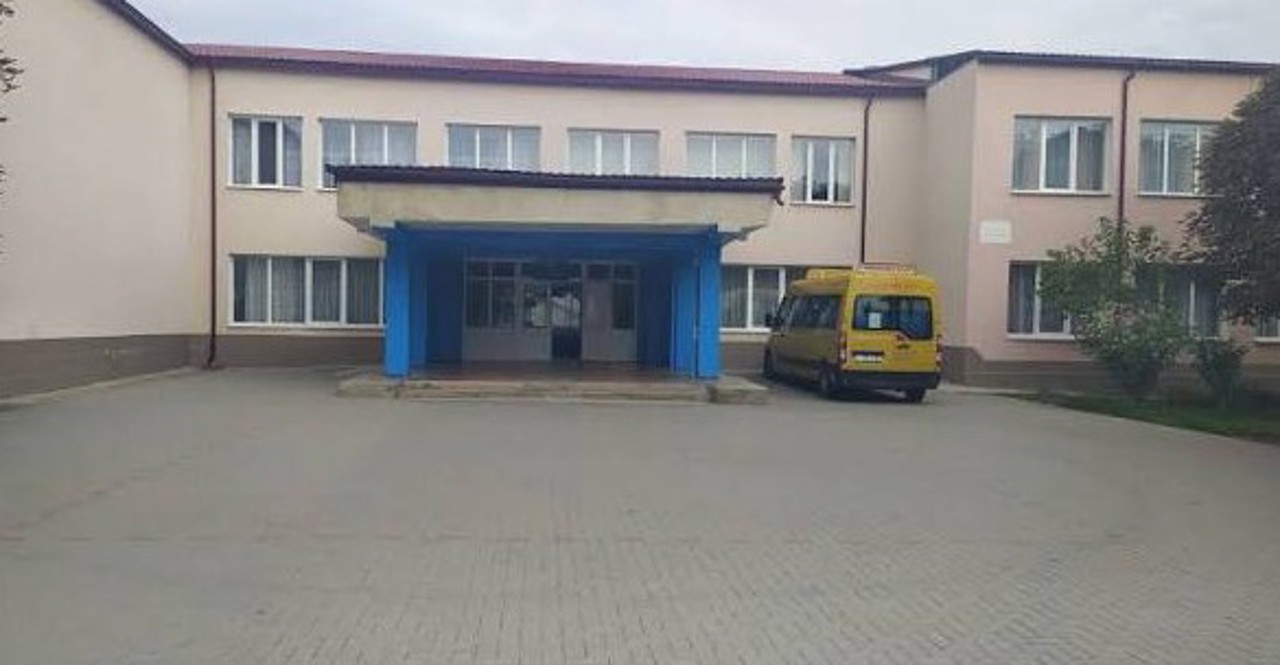 Gimnaziul din Hagimus are acoperiș nou cu ajutorul statului: „Când ploua, era apă în fiecare sală de clasă, stăteam cu gălețile” 