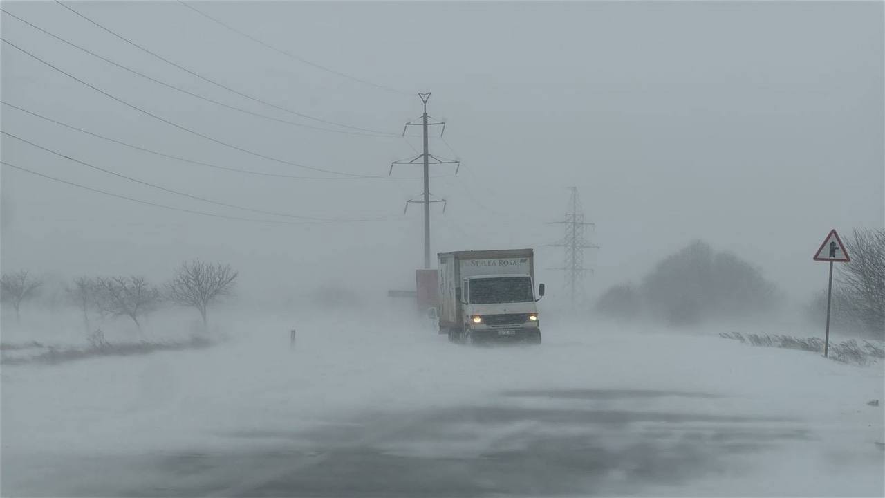 Consecințele vremii | Mai multe automobile blocate și restricții de circulație pentru transportul de mare tonaj în toată țara