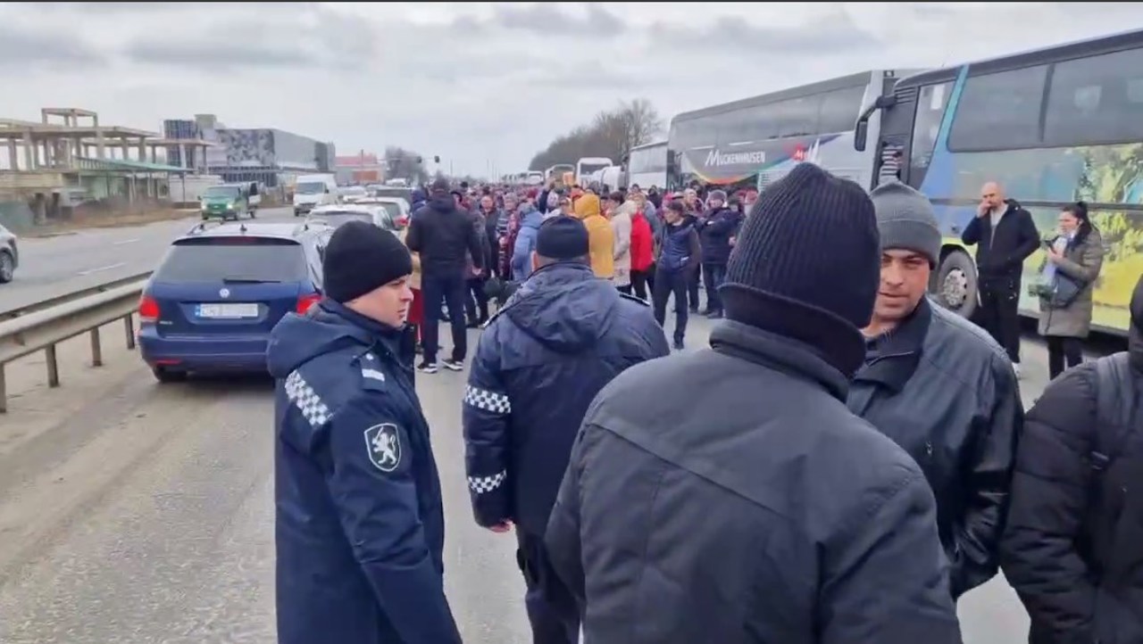 Intrarea în municipiul Chișinău, dinspre Stauceni este blocată de către protestatari. Poliția intervine pentru a debloca traseul