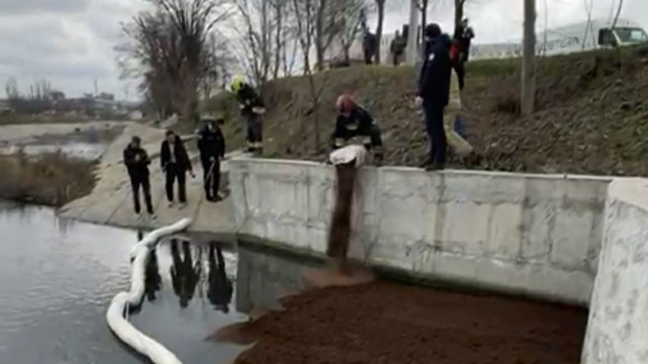 Intervenție de urgență pe râul Bâc, după apariția unor pete petroliere în Chișinău