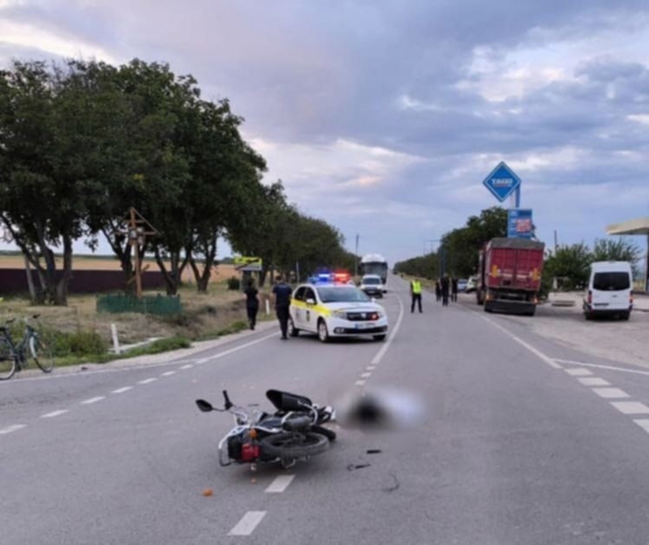 Un adolescent a decedat, după ce s-a izbit cu motocicleta într-un camion la Comrat