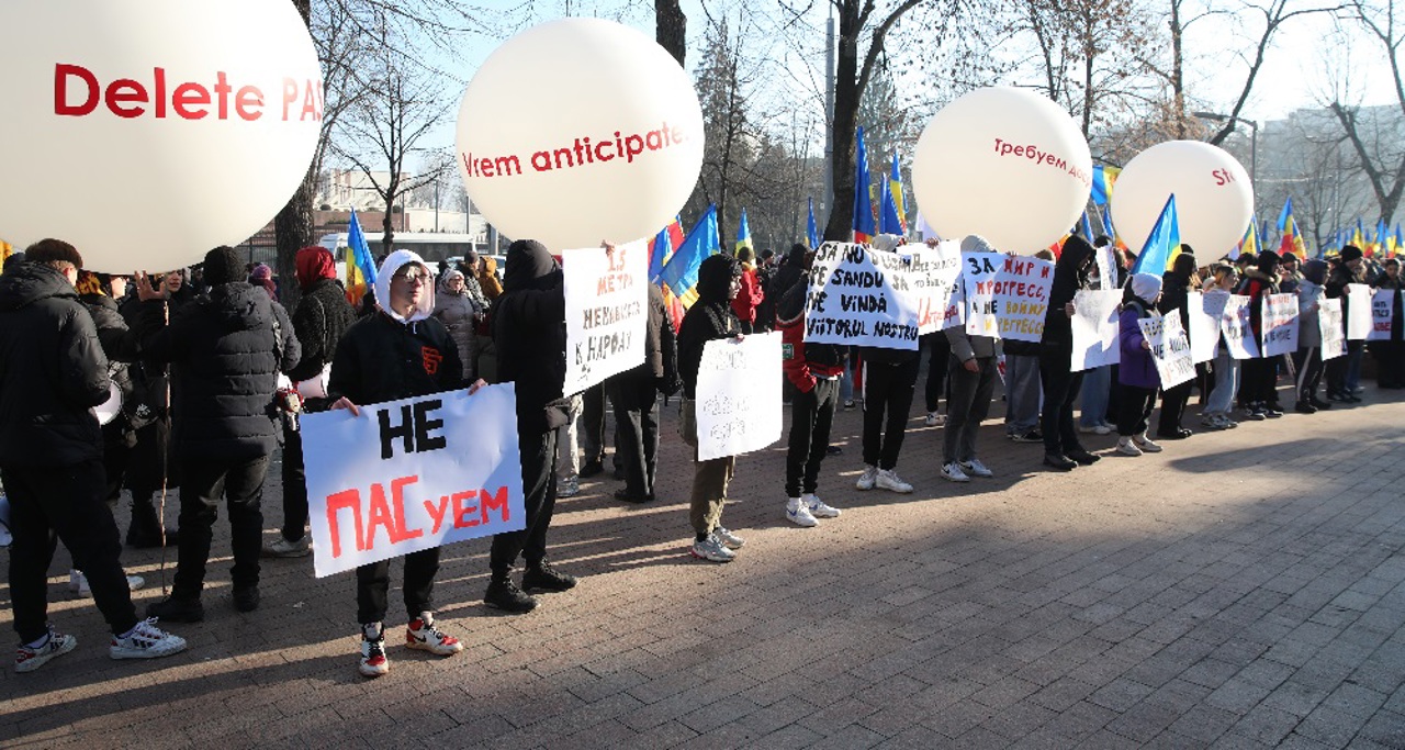 Reprezentații Partidului Renaștere au protestat în fața Parlamentului. Autoritățile susțin că forțele pro-ruse s-ar fi activat la Chișinău
