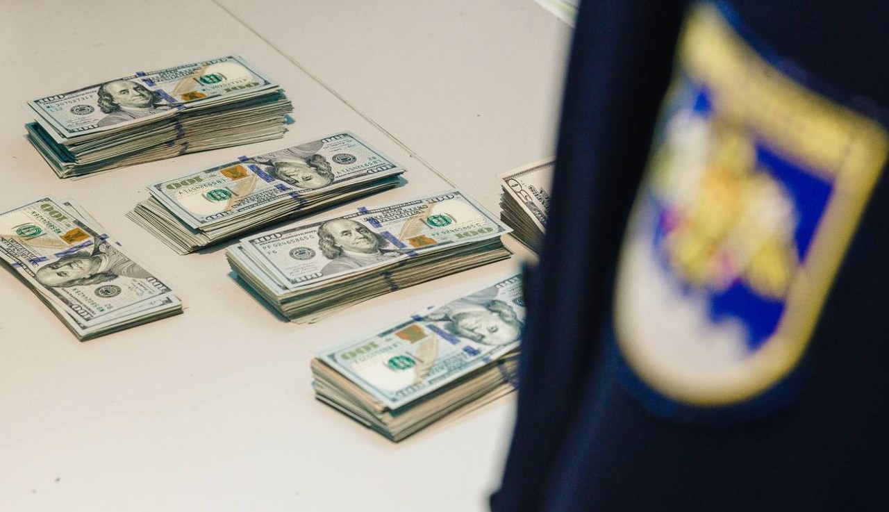 Un armean a încercat să introducă ilegal în țară 100 de mii de dolari SUA