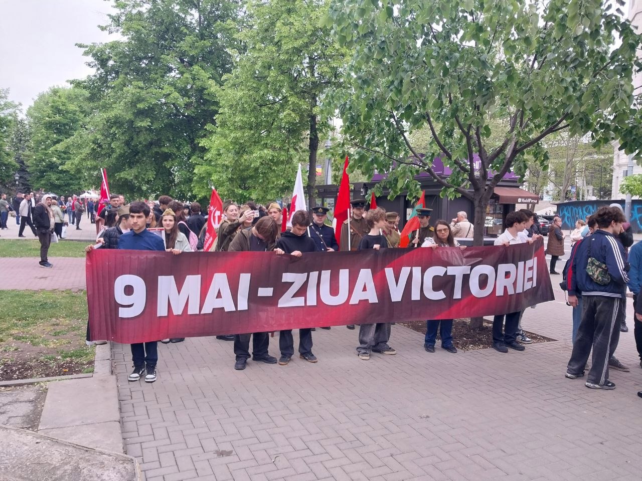 Cu steaguri sovietice și panglici interzise, participanții la Marșul Victoriei au pornit spre Memorialul „Eternitate”