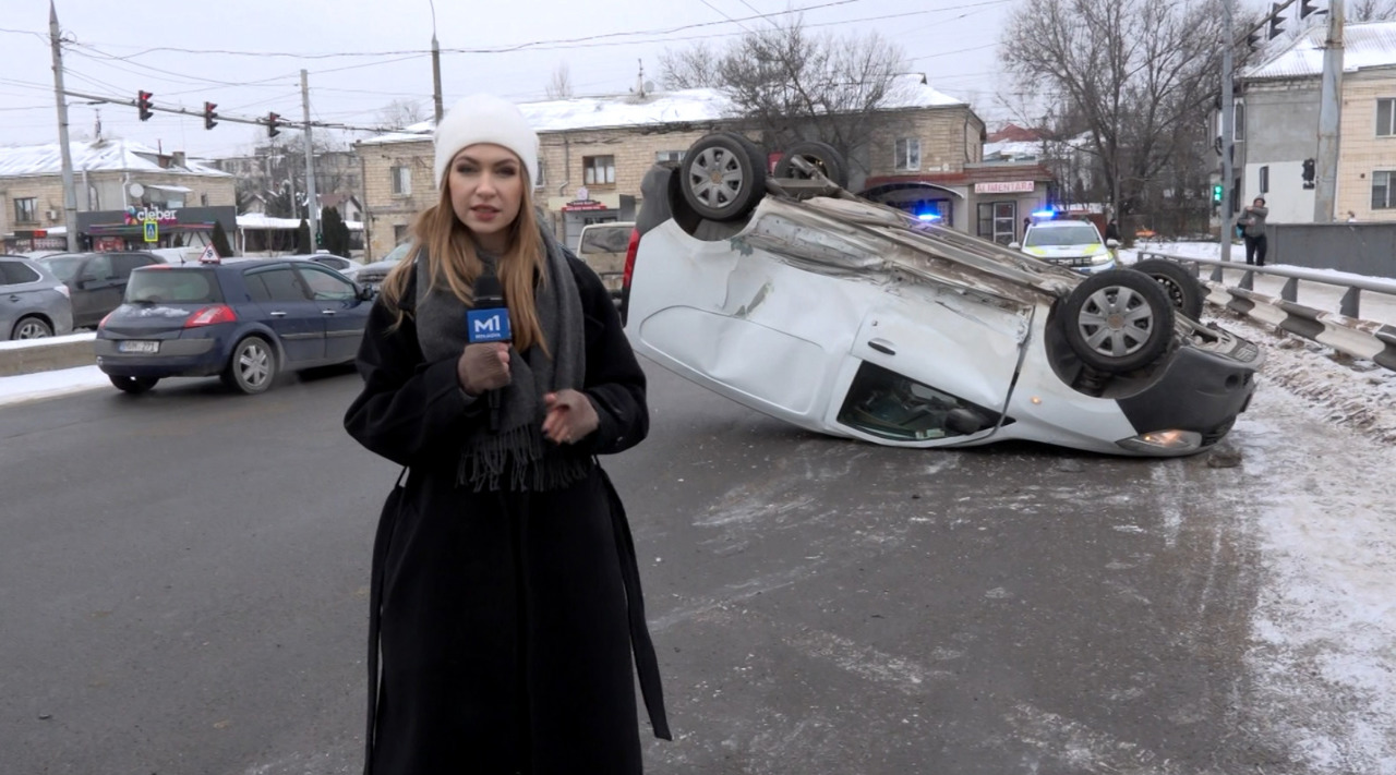 Accident violent în capitală: un autoturism s-a răsturnat pe podul de la Telecentru