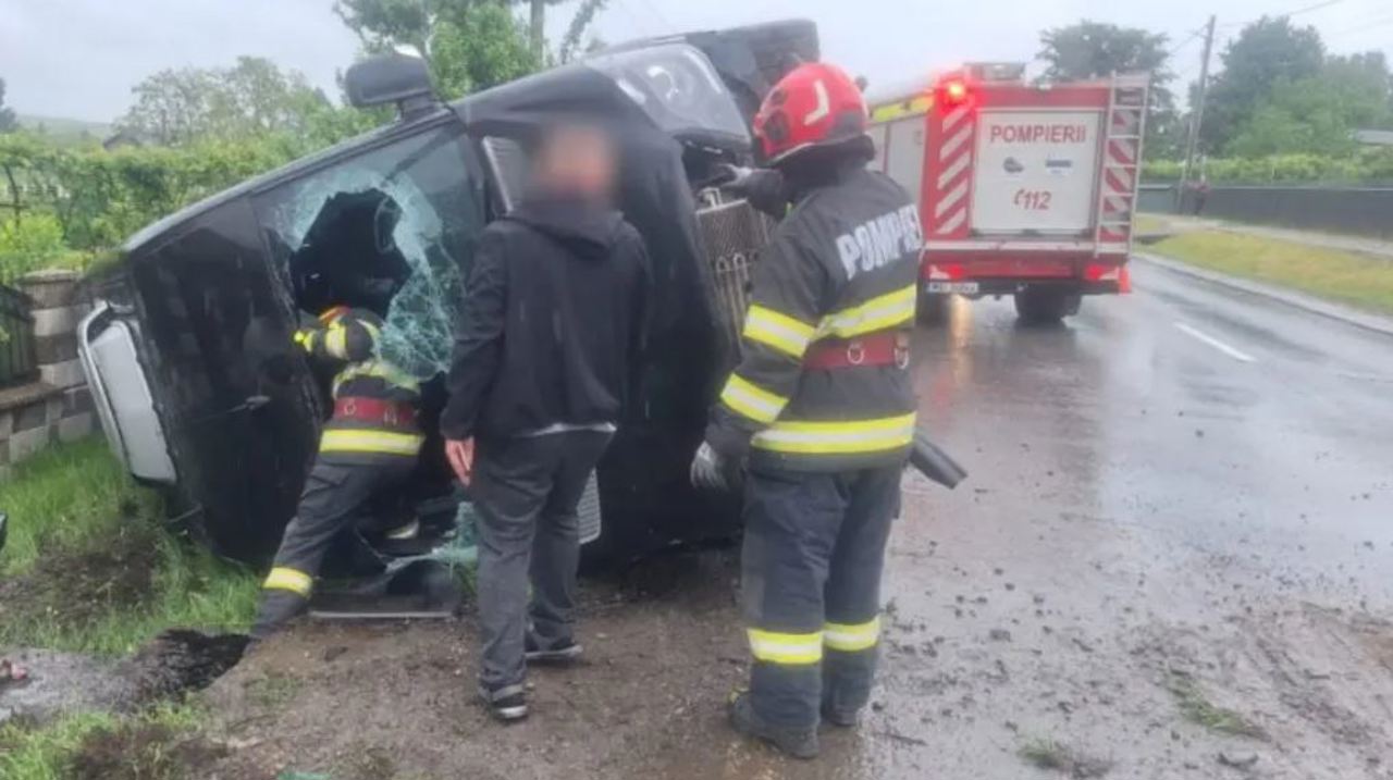 Accident la Suceava, cu implicarea unui microbuz din R. Moldova: Cinci persoane au avut nevoie de îngrijiri medicale