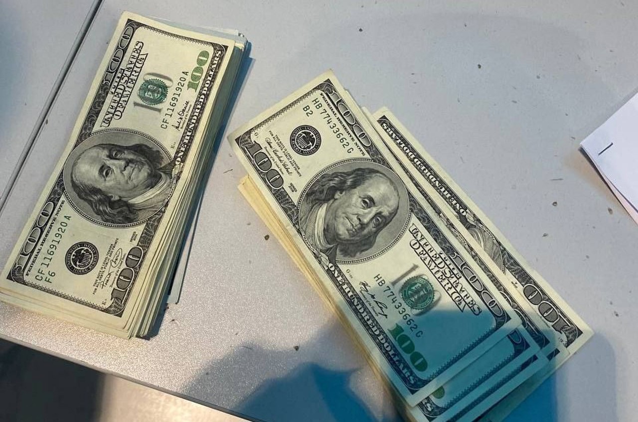 Пассажир пытался уехать в Турцию с незадекларированными 30 000 долларов. Часть суммы будет конфисковано