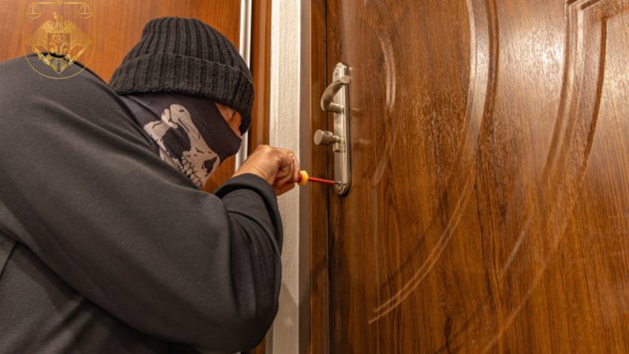 Au furat bunuri de opt milioane de lei din apartamentele din capitală: Trei bărbați, condamnați la închisoare