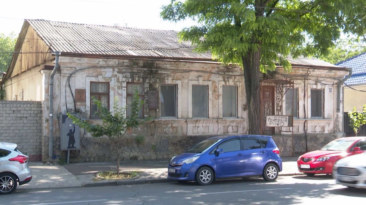 O casă cu istorie, pierdută în birocrație. Imobilul în care a locuit Alexandru Plămădeală se degradează
