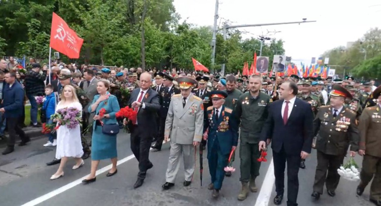 Cu steaguri sovietice și panglici interzise, participanții la Marșul Victoriei au pornit spre Memorialul „Eternitate”