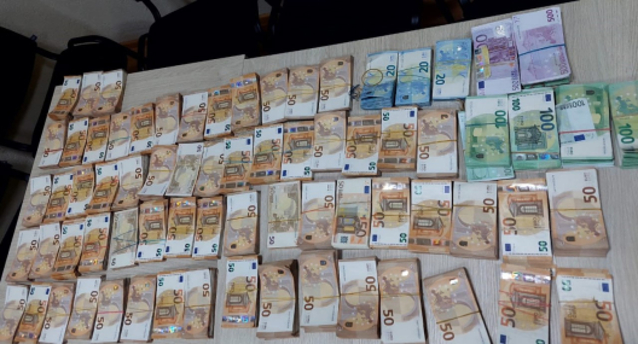 Doi cetățeni din Ucraina, reținuți după ce au introdus ilegal în Republica Moldova peste 440 de mii de euro