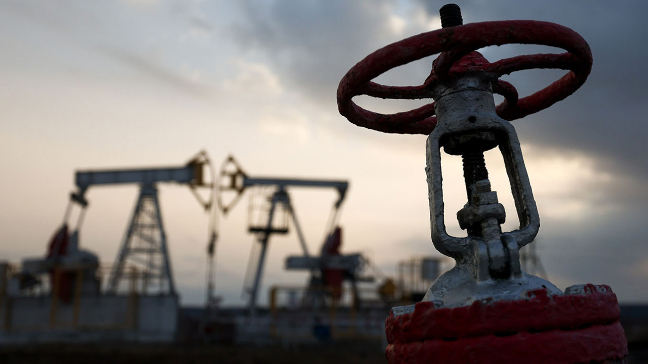 Ukraine urges EU to slash Russian oil price cap