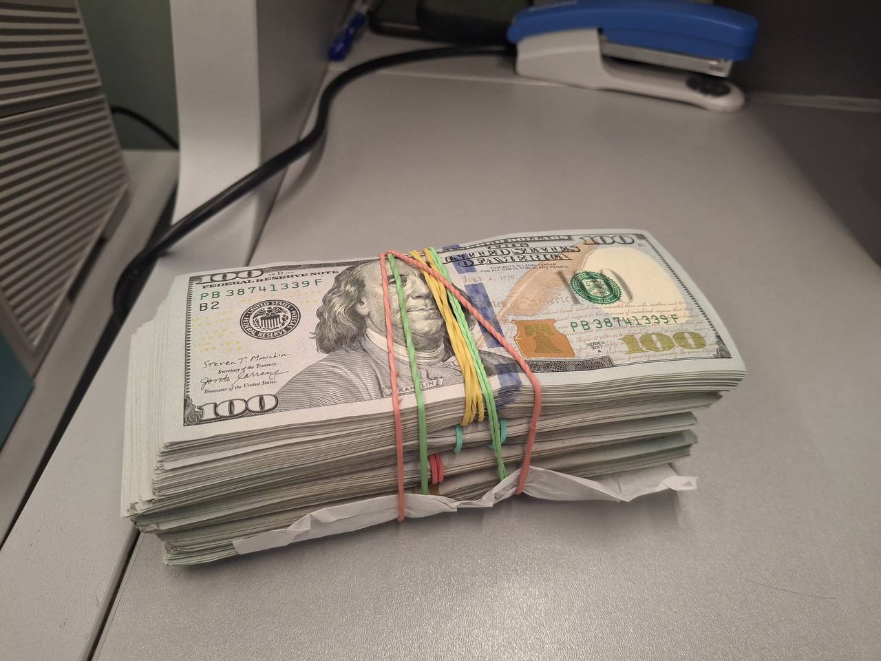 O pasageră de pe ruta Chișinău-Baku a încercat să scoată ilicit din țară peste 48.000 de dolari 