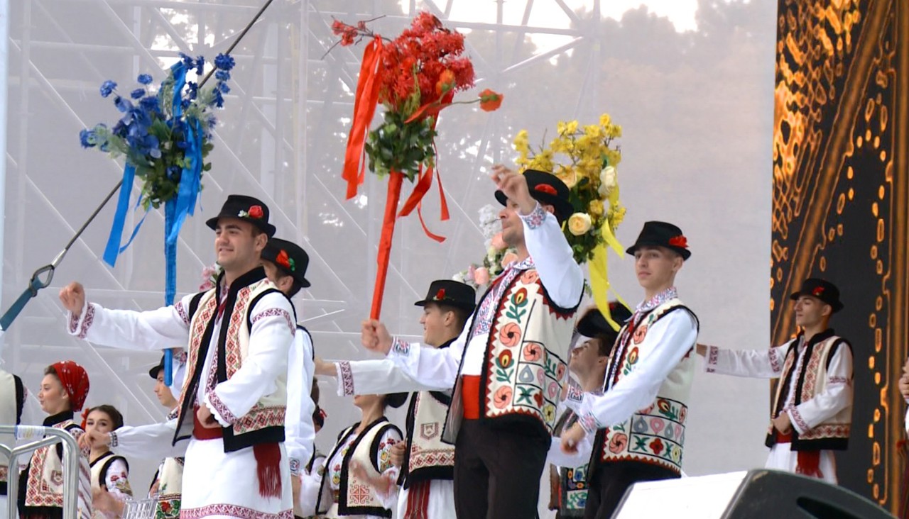 Bucate tradiționale și dansuri populare, în inima orașului, de hramul capitalei    