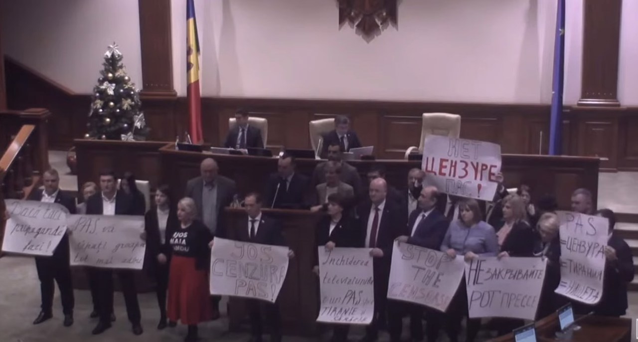 Депутаты от фракции БКС бойкотируют заседание парламента и требуют досрочных парламентских выборов