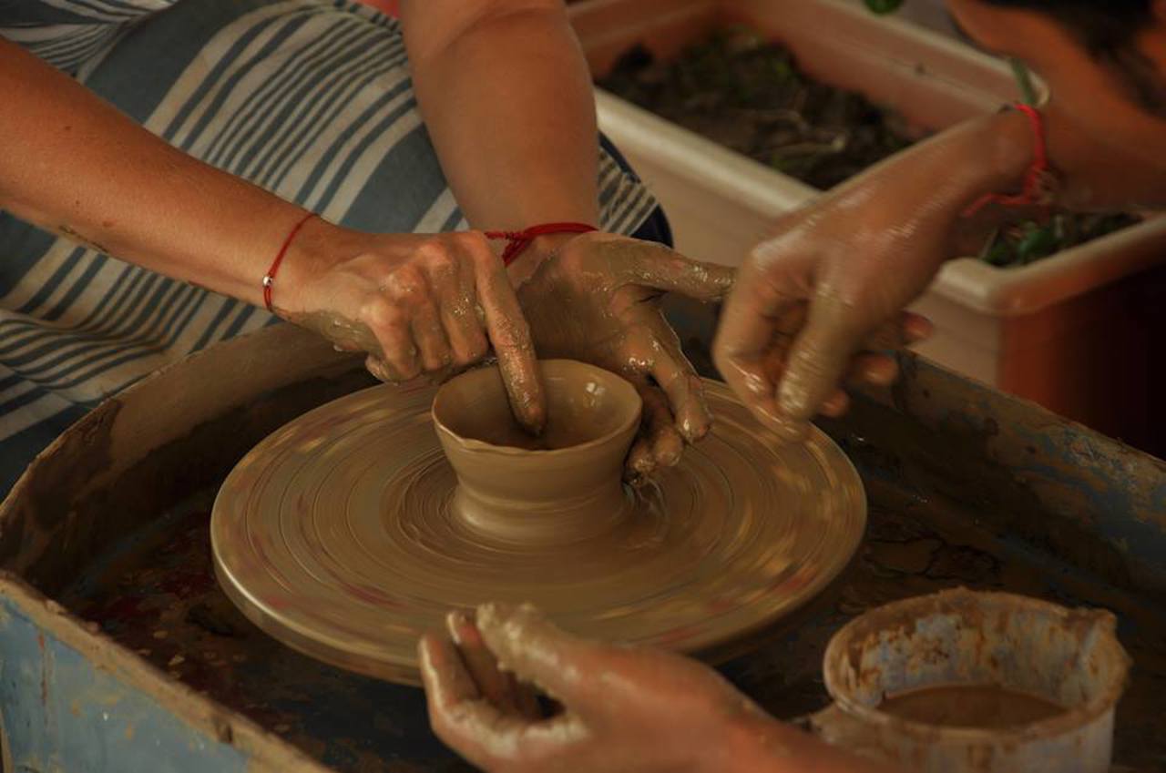 Arta modelării lutului, învățată într-un atelier organizat la Chișinău