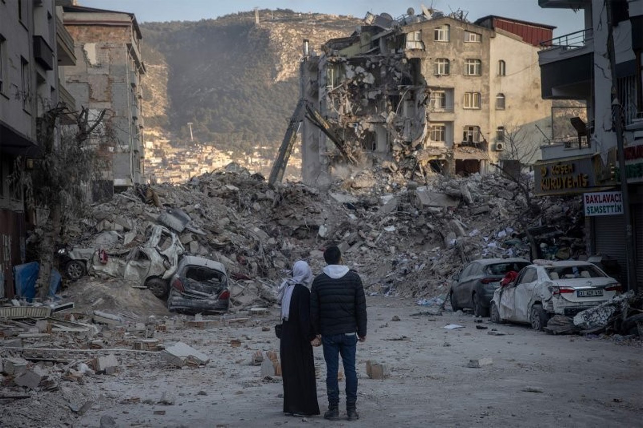 At least six deaths, hundreds of wounded and collapsed buildings after the earthquake that shook southern Turkey yesterday