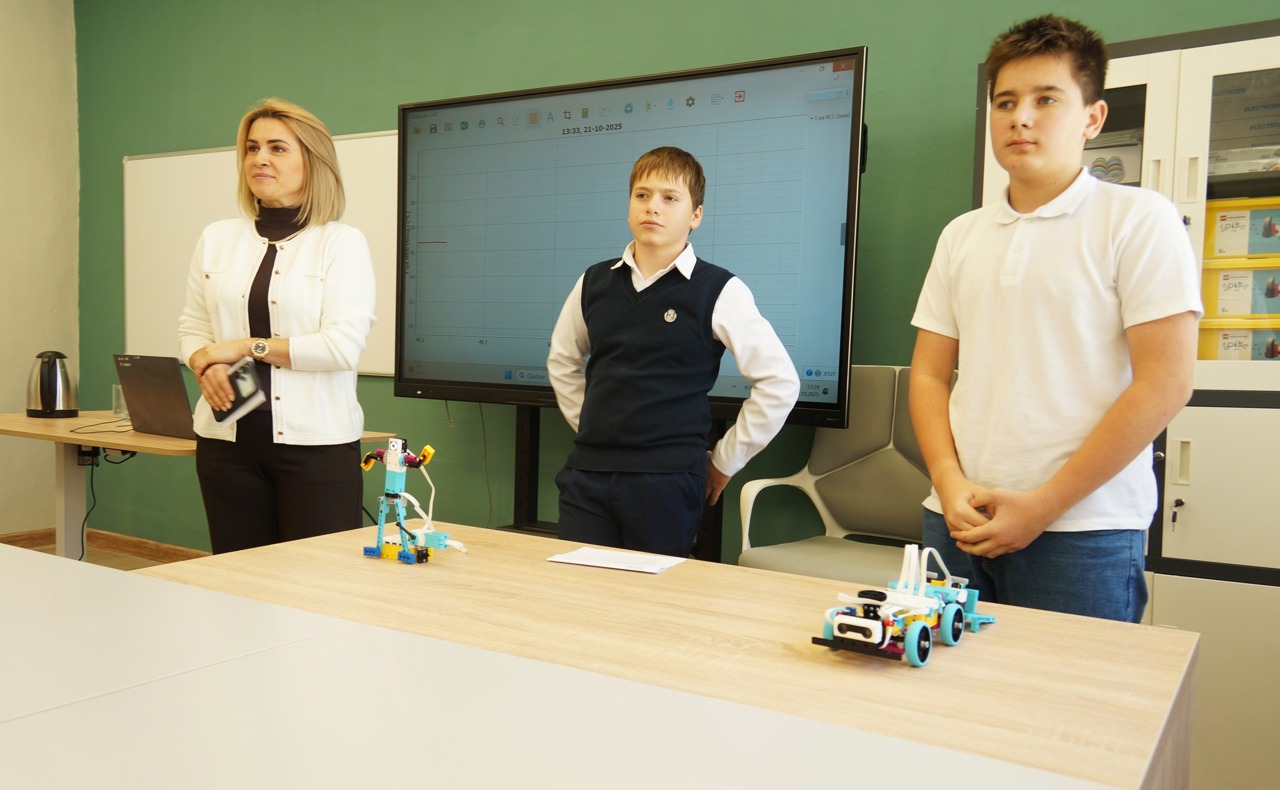 Digital laboratory at Peresecina: students build robots and print 3D objects