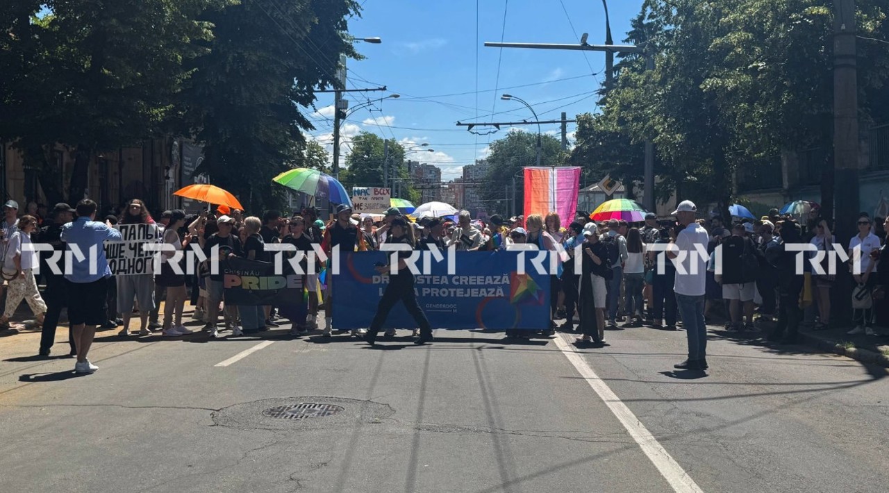 „Dragostea creează, legea protejează”: În capitală se desfășoară Marșul Chișinău Pride