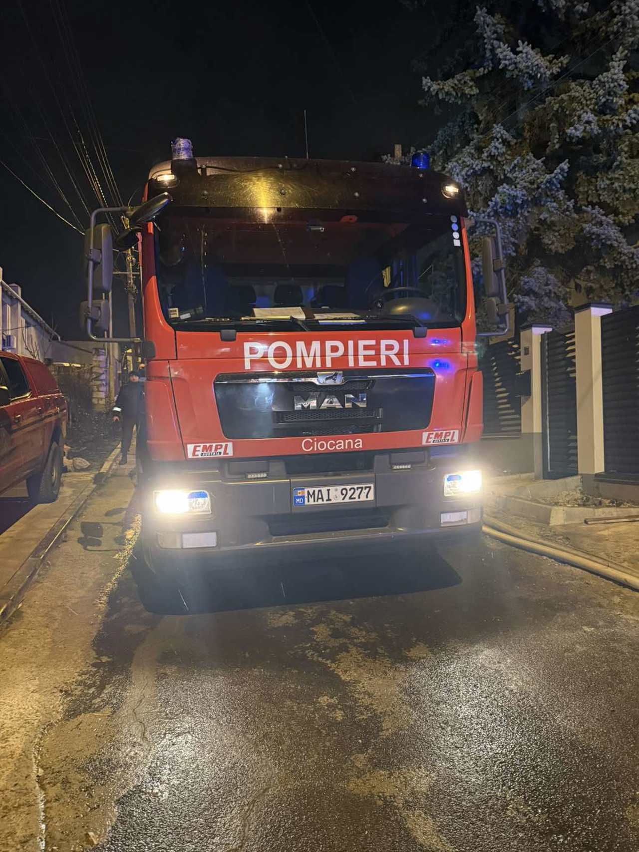 Incendiu de proporții într-un complex rezidențial din Chișinău: cinci locuințe afectate