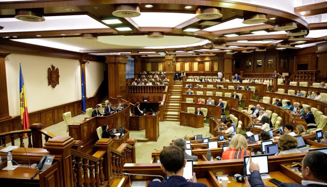 Deputații au votat măsuri de protecție a șomerilor și de susținere a familiilor defavorizate 