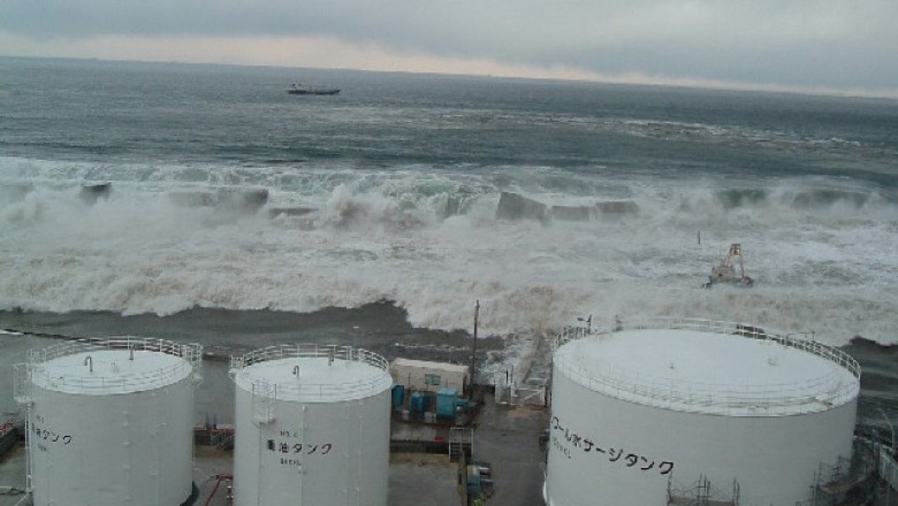 Япония сливает радиоактивную воду в океан