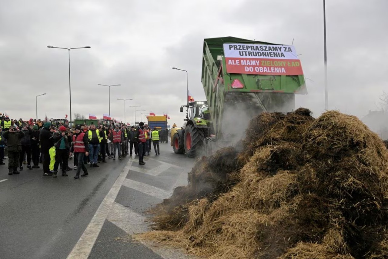 Reuters / Фермеры по всей Европе протестуют против цен, налогов и экологических норм, а также против импорта сельскохозяйственной и пищевой продукции из Украины. На фото польские фермеры блокируют дорогу в Эльблонге, 20 февраля 2024 г.