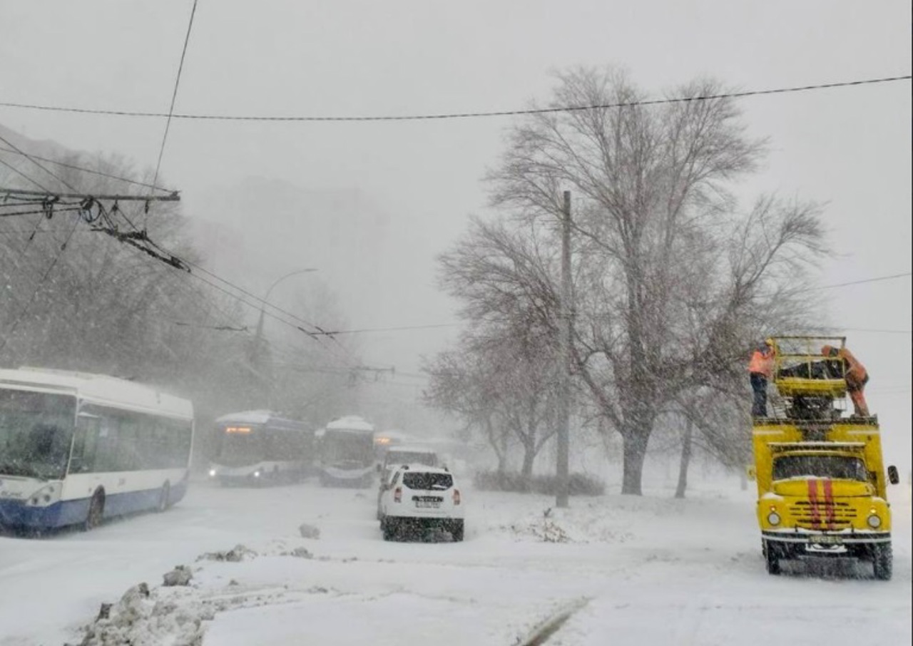 Snowbound Chisinau: Buses, trolleys take a break