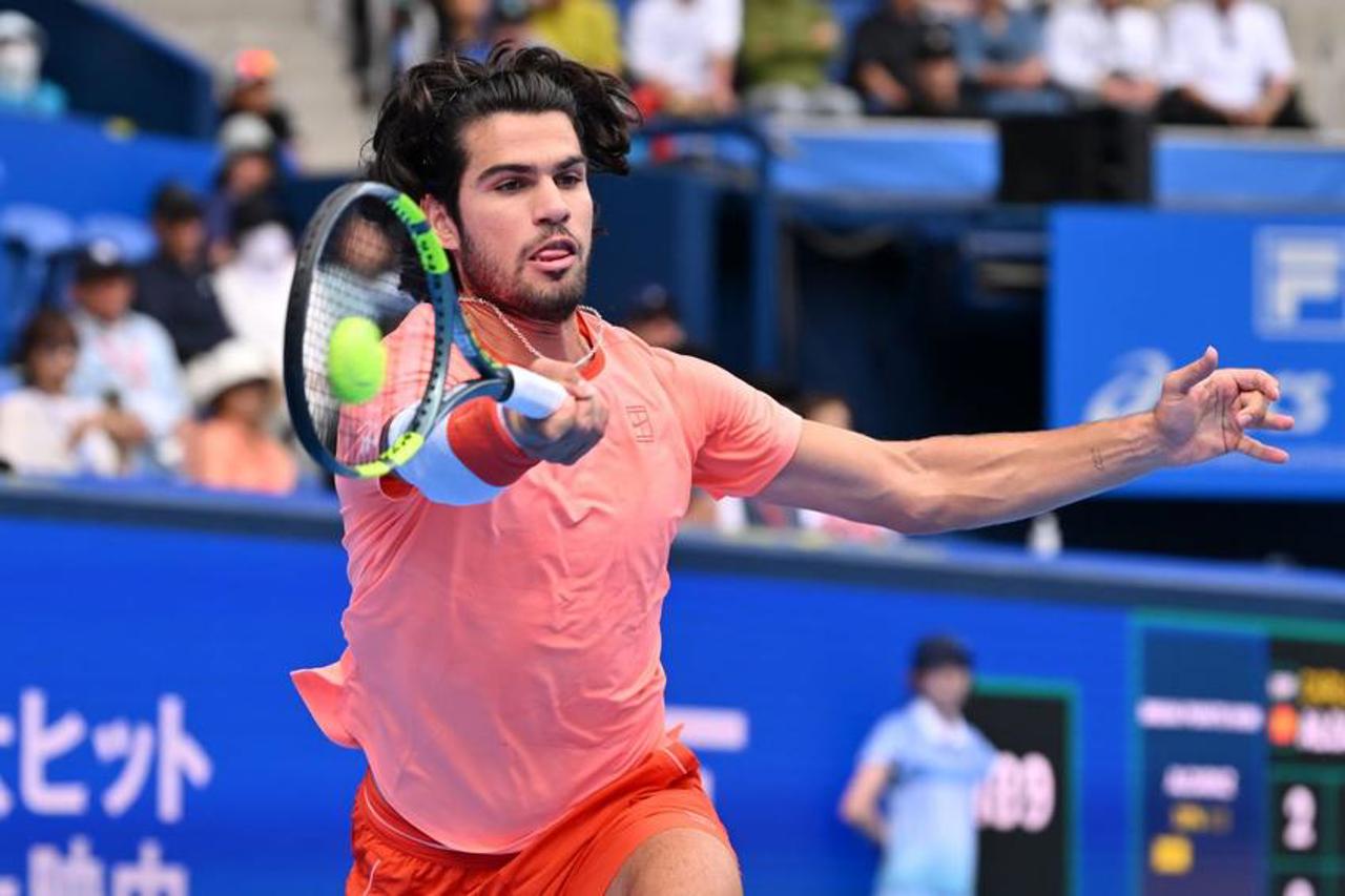 Tenismanul spaniol Carlos Alcaraz continuă cursa de apărare a titlului de la Tokyo 