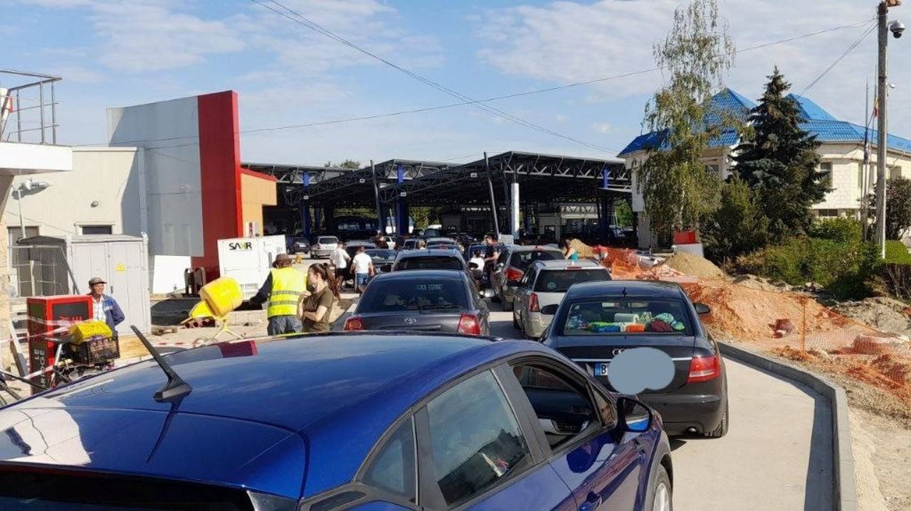 Heavy traffic at the Sculeni crossing point on the way to enter the Republic of Moldova