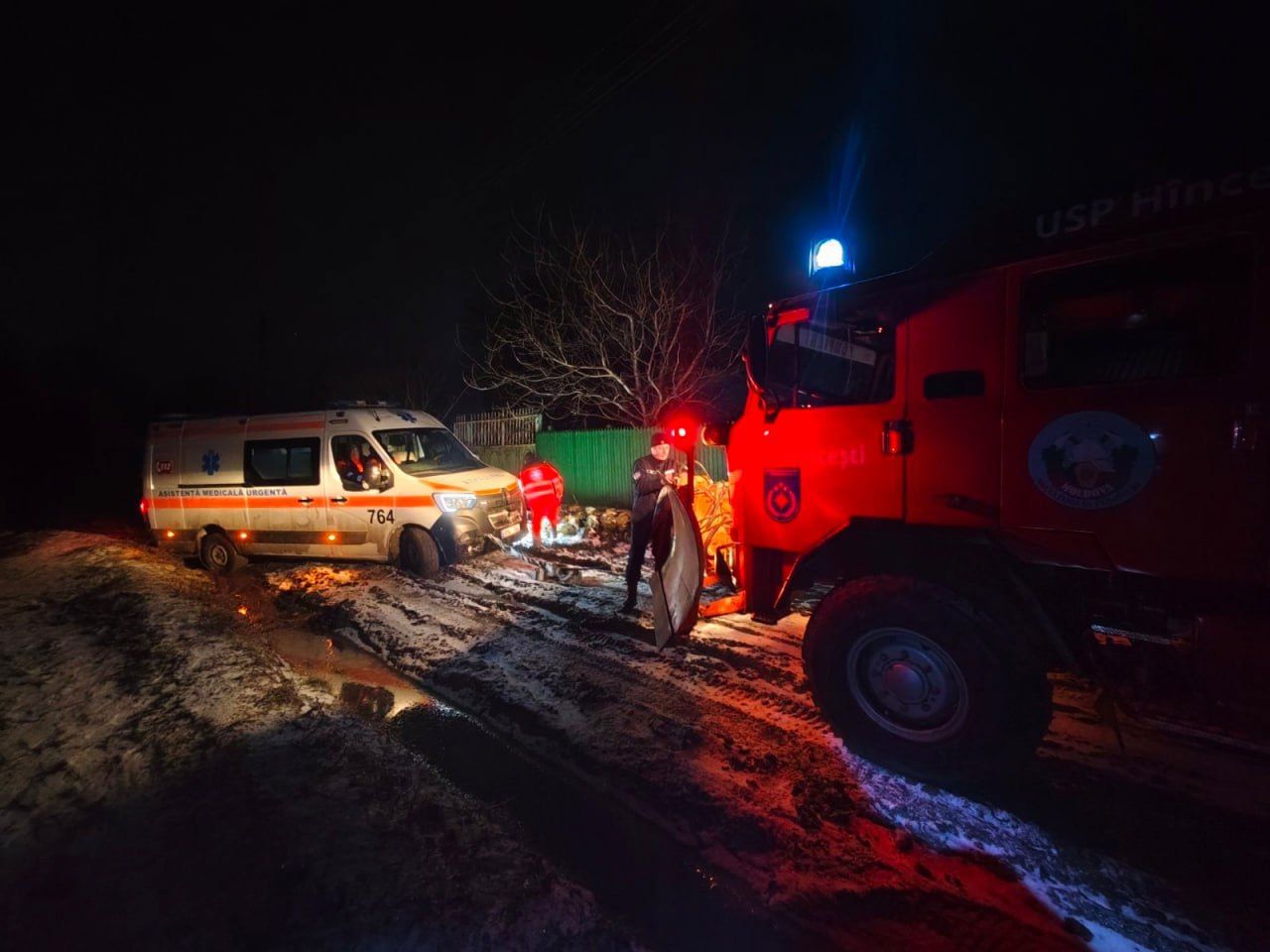 Ambulanțe împotmolite pe drumuri: zeci de intervenții ale salvatorilor într-o zi