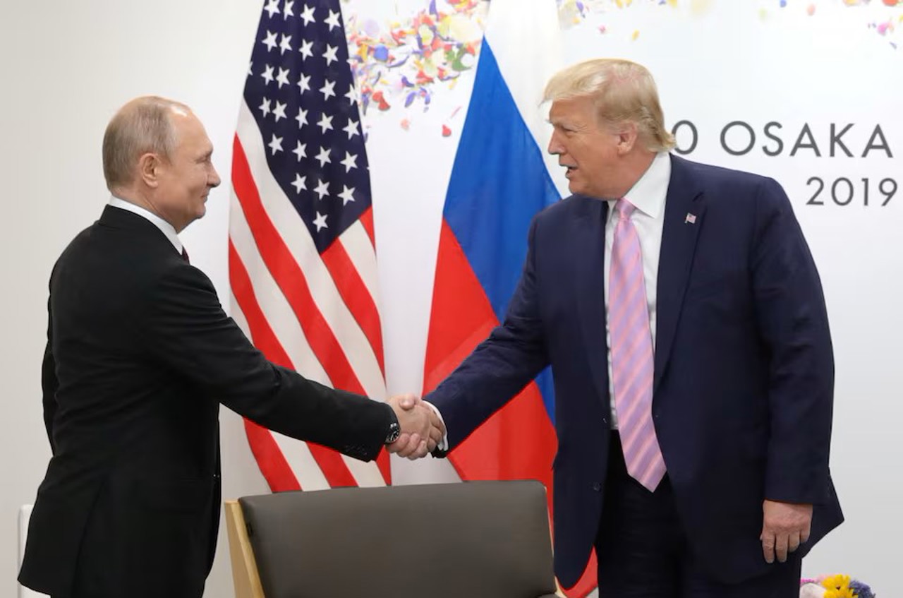 Sputnik / Președintele rus Vladimir Putin dă mâna cu președintele american Donald Trump în timpul unei întâlniri în marja summitului G20 din Osaka, Japonia, 28 iunie 2019