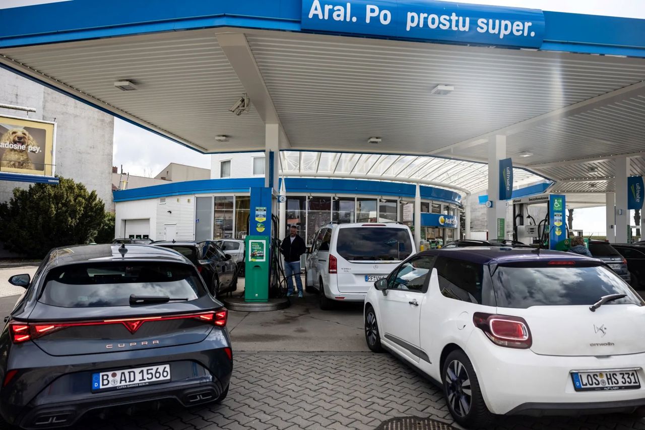 Polonia este inundată de automobiliști din țările vecine care vin să facă plinul cu carburanți subvenționați