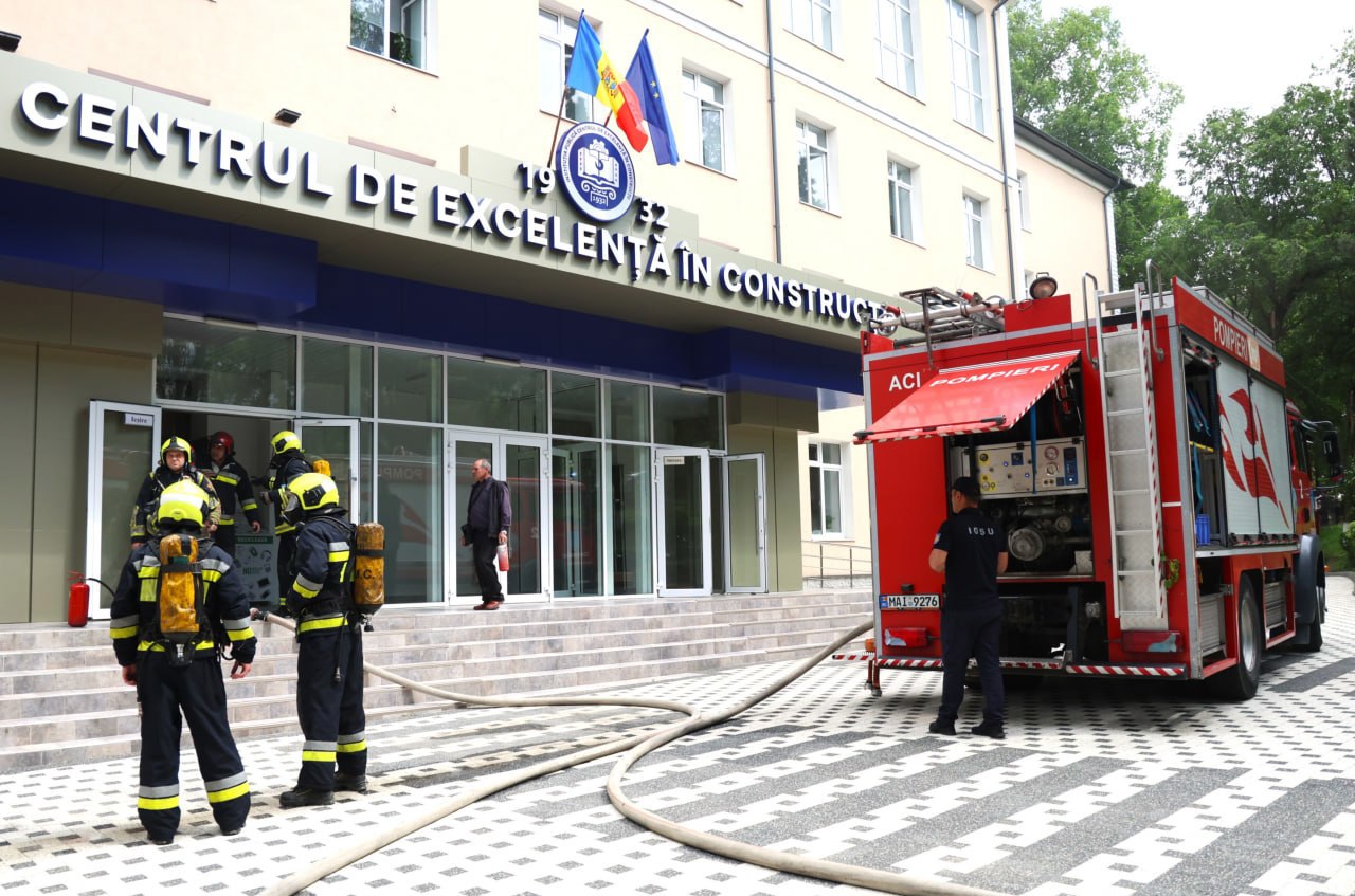 FOTO | Incendiu la Centrul de Excelență în Construcții din capitală: Fum dens în subsolul clădirii