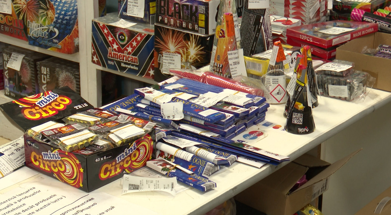 Produse pirotehnice vândute ilegal în locuri aglomerate din capitală