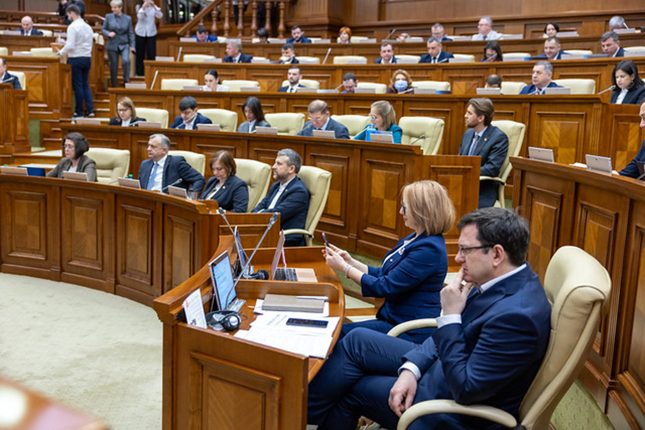 Schimbări în sistemul de învățământ: Parlamentul votează în lectură finală modificările la Codul Educației