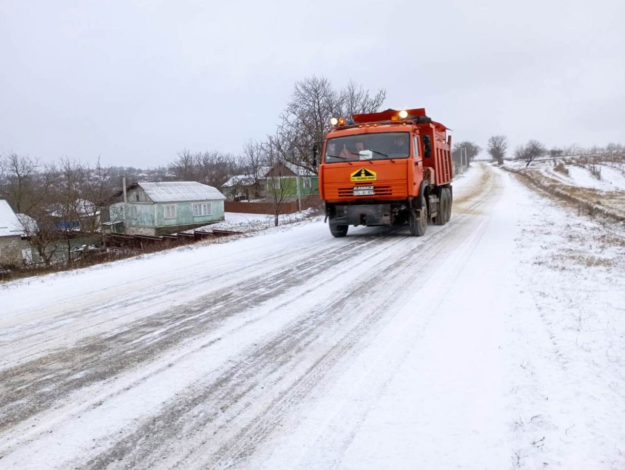ГДА: Более 800 тонн противогололедных материалов и технической соли рассыпано на дорогах по всей стране