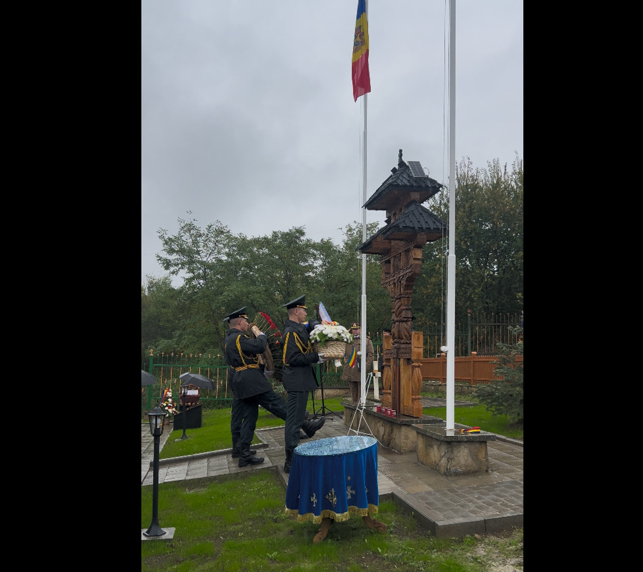 Omagiu adus eroilor români căzuți în al Doilea Război Mondial, la Cimitirul de Onoare din Țiganca 