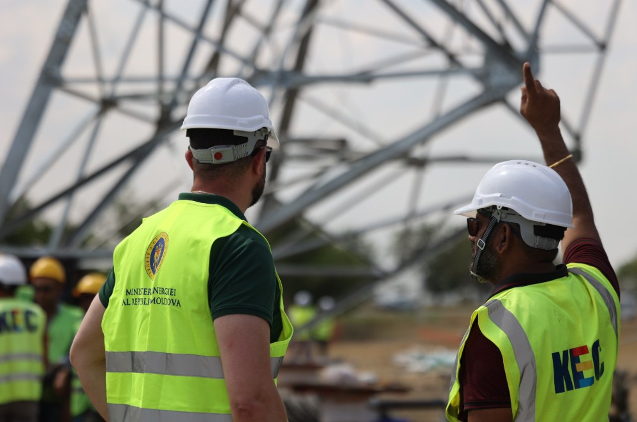 Oamenii care construiesc Linia Electrică Vulcănești - Chișinău: „Cel mai înalt pilon pe care am urcat avea peste 50 de metri”   